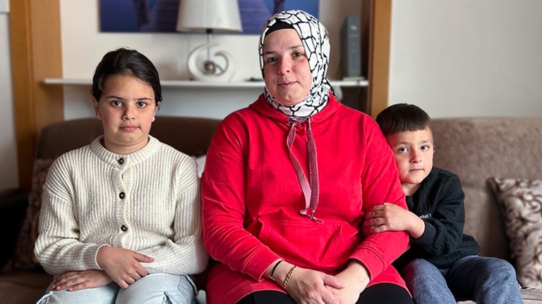 Mutter Gül sitzt mit ihren zwei Kindern im Wohnzimmer. Die Familie sucht eine neue und bezahlbare Wohnung. (Foto: SWR)