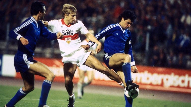 Oktober 1984: Erstmals in der Vereinsgeschichte kann sich der VfB Stuttgart für den Europapokal der Landesmeister, heute UEFA Champions League, qualifizieren. Nach Hin- und Rückspiel scheiden Jürgen Klinsmann (m.) und der VfB Stuttgart aufgrund der Auswärtstorregel in der ersten Runde gegen Lewski Sofia aus.