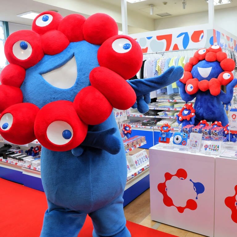 26. April: Huch, was ist das denn für eine interessante Figur? Das Maskottchen der Expo 2025, genannt Myaku-Myaku, präsentiert sich im heute eröffneten Shop in Sapporo City. Es ist eine blaue Figur mit einem roten Kopf, der die Form des offiziellen Logos hat. Die blaue Farbe des Körpers steht für die Flüsse und Kanäle, die durch Osaka fließen. Sehr passend, denn Osaka wird auch gerne als die "Stadt des Wassers" bezeichnet. (Foto: picture-alliance / Reportdienste, picture alliance | Yoichi Hayasaka)