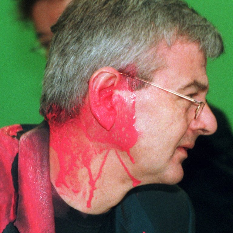 Joschka Fischer (Grüne), kurz nachdem er auf dem Sondersparteitag der Grünen zum Kosovo-Krieg am 13.05.1999 in Bielefeld von einem Farbbeutel getroffen wurde. 
