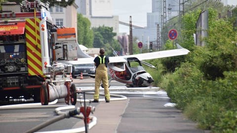 Ein Kleinflugzeug ist auf einer Straße in Mannheim notgelandet.  (Foto: René Priebe)