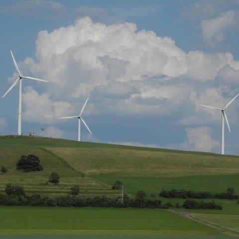 Drei Windräder auf einem Hügel. Die Initiative "Pro WIndkraft Neckar-Alb" fordert mehr Windkraft in der Region.