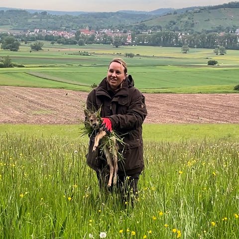 Jägerin Nadja Heiniger rettet Rehkitz auf einer Wiese bei Wurmlingen